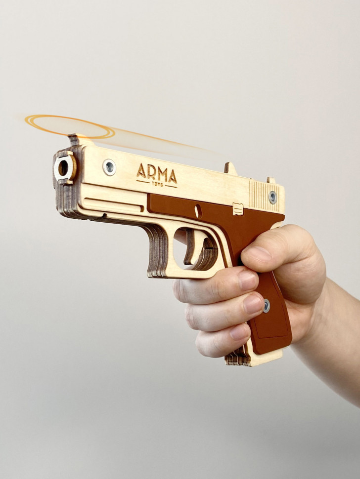  Деревянный пистолет «Глок», игрушка-резинкострел ARMA.TOYS, в сборе, многозарядный с надписью "Поздравляю"