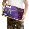 Деревянная винтовка-резинкострел М4 со стрельбой очередями, выдвижным прикладом и макетом коллиматорного прицела с надписью "Поздравляю"